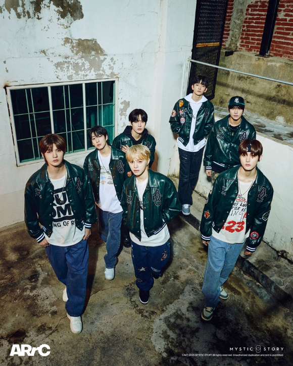 아크 단체 콘셉트 포토 [사진=미스틱스토리]