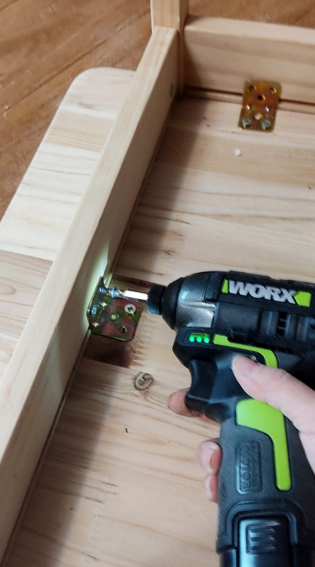 ㄱ자 꺽쇠로 상판과 책상을 연결시켜줌