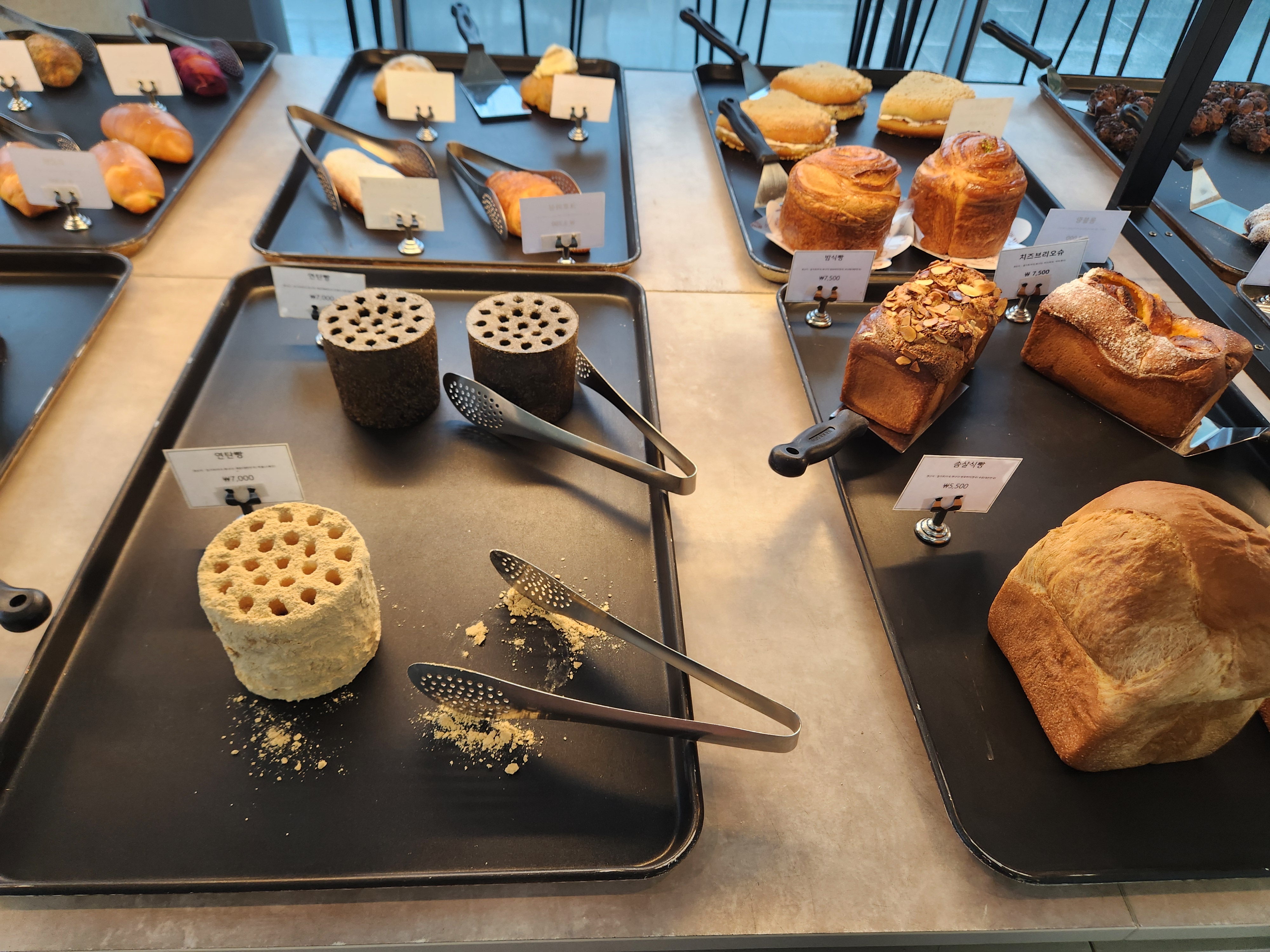 연탄모양 빵 등 다양한 빵들이 전시되어 있음