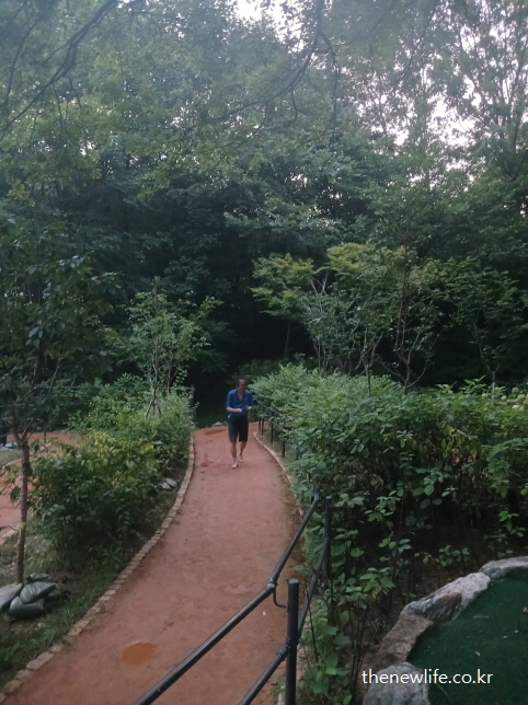 황토길 맨발 걷기를 하며 혈액순환을 촉진하는 모습