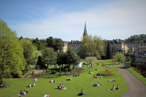봄 햇살이 독이 될 수도? 중년의 피부 건강 지키는 법