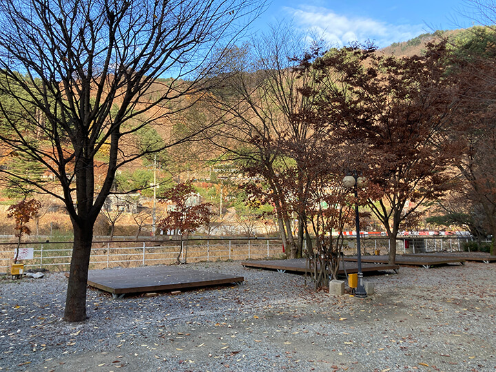 산을-배경으로-찍은-데크사이트-계곡존