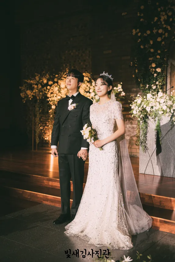 축가듣는 신랑신부 측면