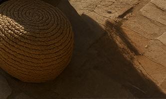 50대를 위한 디지털 노마드 창업을 상징하는 해안가 작업 공간