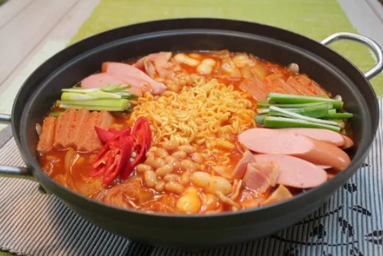 냄비에 먹음직스럽게 담겨 있는 재료들