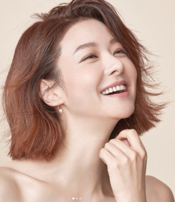 배우 송선미 화보│차분한 분위기 속 우아한 미소를 짓는 송선미