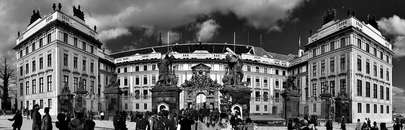 프라하성 정문 앞 전경, 웅장한 고성 건축과 입장 대기 중인 관광객들