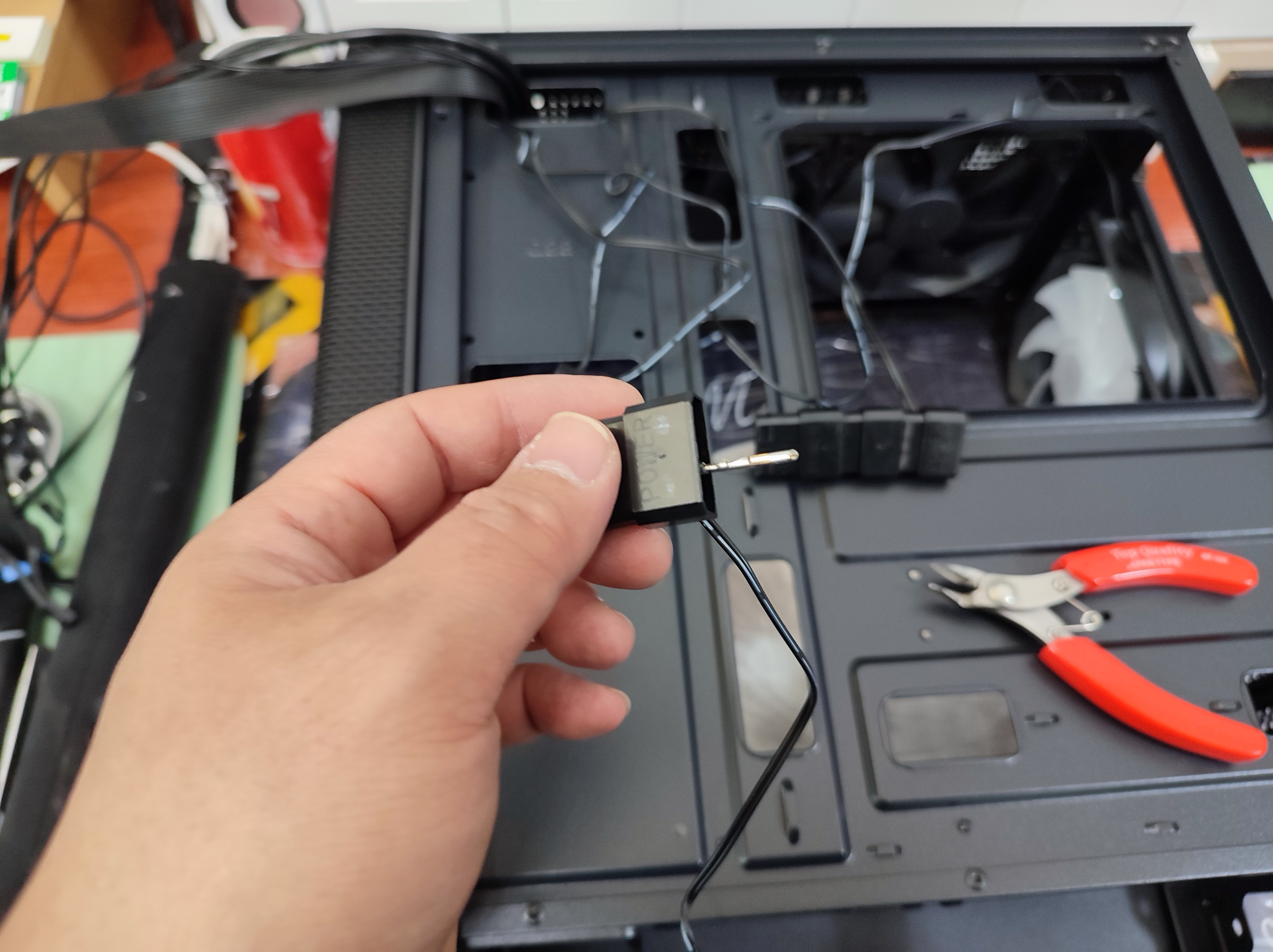 4핀 커넥터의 핀이 쏙 빠졌습니다.