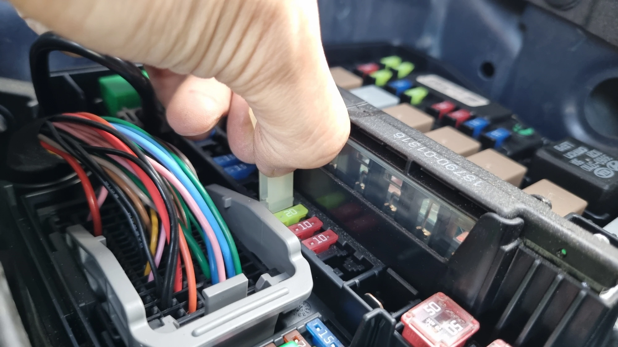 퓨즈 끼우는 모습