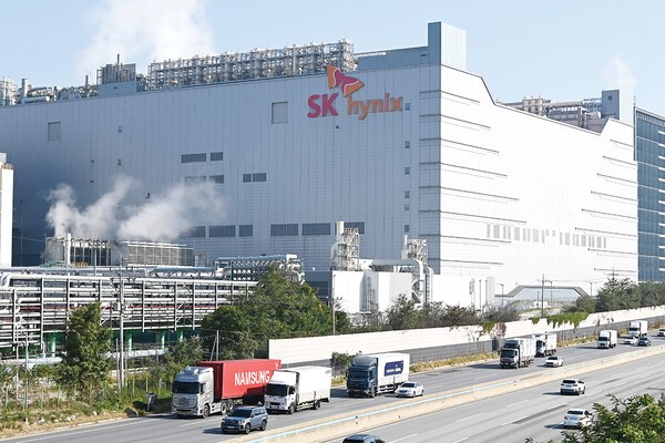 SK하이닉스 청주공장 화재, 또 발생…잇따른 사고에 안전관리 도마 위 SK하이닉스 청주사업장에서 또다시 화재가 발생하면서 안전관리 체계에 대한 우려가 커지고 있습니다. 지난 1일 대규모 가스룸 화재와 유독가스 누출 사고가 발생한 지 불과 열흘 만에 또 다른 화재가 이어지면서, 단순한 우연이 아닌 구조적인 문제를 점검해야 한다는 목소리가 높아지고 있습니다. 이번 글에서는 12일 나온 최신 기사들을 바탕으로 SK하이닉스 화재 사고의 경위와 최근 잇따른 안전사고 현황을 정리해보겠습니다. SK하이닉스 청주공장 또 화재 발생 12일 오전 9시 50분쯤 충북 청주시 흥덕구 SK하이닉스 청주 4캠퍼스에서 화재가 발생했습니다. 소방당국에 따르면 불은 공장 내 일부 설비에서 시작된 것으로 추정되며, 자체 소방시설과 현장 대응으로 큰 불길은 빠르게 잡혔습니다. 이번 화재로 직원들이 긴급 대피하는 소동이 벌어졌지만, 현재까지 확인된 대형 인명 피해는 없는 것으로 전해졌습니다. 보름 사이 벌써 네 번째 사고 문제는 이번 사고가 단발성 사건이 아니라는 점입니다. 최근 청주 SK하이닉스 사업장에서는 다음과 같은 사고가 잇따랐습니다. 1월 19일 : 배관 작업 중 인산 접촉 사고로 작업자 5명 부상 5월 27일 : M11 공장 설비에서 불꽃 발생으로 직원 대피 6월 1일 : M15·M15X 연결 가스룸 화재 및 불소 누출 6월 10일 : TMAH(수산화테트라메틸암모늄) 추정 물질 누출로 작업자 2명 병원 이송 6월 12일 : 청주 4캠퍼스 화재 발생 불과 보름 남짓한 기간 동안 크고 작은 사고가 반복되면서 안전관리 시스템에 대한 우려가 커지고 있습니다. 지난 1일 화재는 어땠나? 특히 지난 1일 발생한 화재는 더욱 큰 충격을 안겼습니다. 당시 오전 10시 32분쯤 M15 공장과 M15X 공장을 연결하는 6층 가스룸에서 불이 났고, 스프링클러가 작동해 약 10분 만에 진화됐습니다. 하지만 이 과정에서 반도체 생산에 사용되는 불소 계열 가스가 일부 누출되면서 11명이 이상 증세를 보여 병원으로 이송됐고, 직원 3,600여 명이 긴급 대피했습니다. 다행히 생산 차질은 발생하지 않은 것으로 알려졌습니다. 반복되는 사고에 "구조적 문제" 지적 전문가들은 최근 이어지는 사고들을 단순한 우연으로 보기 어렵다고 지적하고 있습니다. 산업안전 분야에서 자주 언급되는 '하인리히 법칙' 에 따르면, "중대사고 1건이 발생하기 전에는 29건의 경미한 사고와 300건의 위험 징후가 존재한다" 고 알려져 있습니다. 즉, 작은 사고를 방치할 경우 더 큰 사고로 이어질 수 있다는 의미입니다. 일각에서는 AI 반도체 수요 증가로 생산량 확대가 이어지는 가운데, 안전 관리 역시 그 속도에 맞춰 강화돼야 한다는 목소리도 나오고 있습니다. 생산 차질은 없을까? SK하이닉스는 현재 AI 반도체 핵심 부품인 HBM(고대역폭 메모리) 시장을 주도하고 있습니다. 특히 청주사업장은 낸드플래시와 일부 핵심 공정이 진행되는 중요한 생산기지인 만큼, 시장에서는 생산 차질 가능성에도 촉각을 곤두세우고 있습니다. 다만 회사 측은 이번 사고와 관련해 현재까지 생산 설비 운영에는 큰 문제가 없는 상태라고 설명하고 있습니다. 철저한 안전 점검 필요 반도체 산업은 국가 핵심 산업으로 꼽히지만, 그만큼 화학물질과 고위험 설비를 다루는 산업이기도 합니다. 따라서 생산성뿐 아니라 안전관리 역시 최우선 과제가 돼야 한다는 지적이 나오고 있습니다. 특히 최근 반복되는 사고를 계기로 다음과 같은 조치가 필요하다는 목소리가 높습니다. 정기적인 안전점검 강화 화학물질 관리 체계 재점검 비상대응 매뉴얼 개선 협력업체 안전교육 확대 예방 중심의 안전문화 정착 마무리 SK하이닉스 청주공장에서 발생한 이번 화재는 단순한 사고 이상의 의미를 갖고 있습니다. 특히 최근 보름 사이 화재와 화학물질 누출 사고가 잇따르고 있다는 점에서, 보다 근본적인 안전관리 체계 점검이 필요하다는 지적이 설득력을 얻고 있습니다. 다행히 현재까지 대규모 인명 피해나 생산 중단은 발생하지 않았지만, 국가 핵심 산업인 반도체 현장에서 더 큰 사고가 발생하지 않도록 철저한 원인 조사와 재발 방지 대책이 마련돼야 할 것으로 보입니다. SEO 키워드 SK하이닉스 화재, SK하이닉스 청주공장 화재, 청주 SK하이닉스 사고, SK하이닉스 가스 누출, SK하이닉스 안전사고, 청주 반도체 공장 화재, SK하이닉스 4캠퍼스, HBM 생산공장 화재, 반도체 공장 사고, SK하이닉스 최신 뉴스