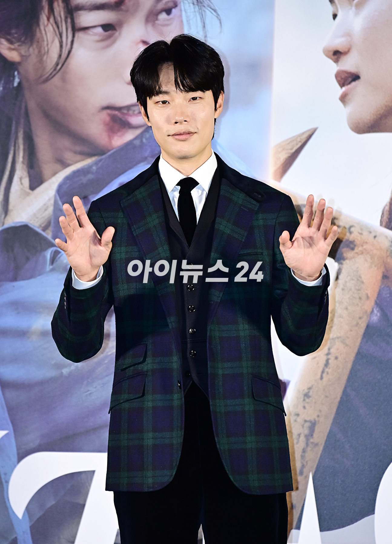 배우 류준열이 22일 오전 서울 용산구 CGV 용산아이파크몰에서 열린 영화 &#39;외계+인 2부&#39; 제작보고회에서 포토타임을 갖고 있다. [사진=곽영래 기자]