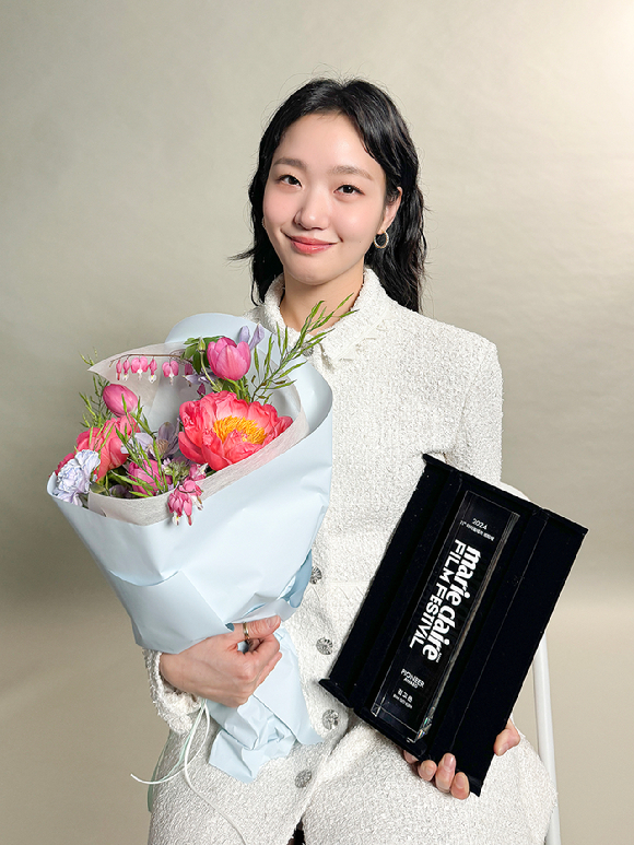배우 김고은이 제11회 마리끌레르 영화제에서 파이오니어상을 수상하고 포즈를 취하고 있다. [사진=BH엔터테인먼트]