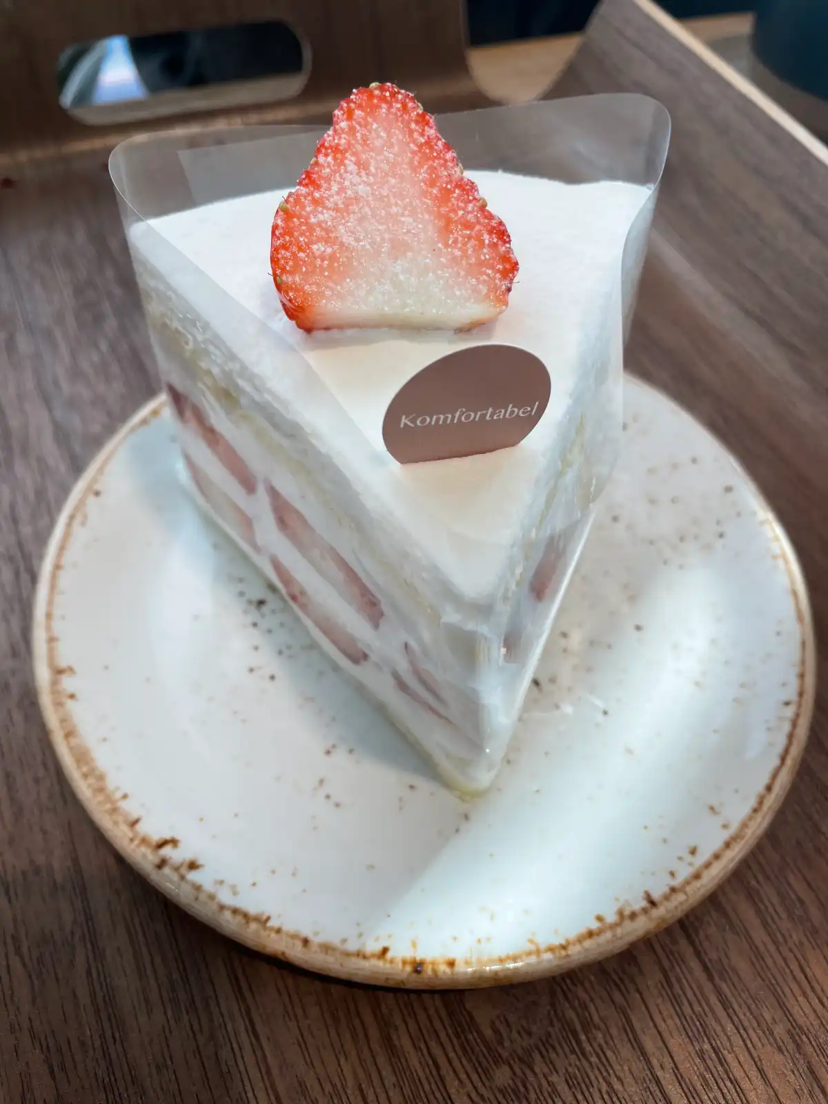 콤포타블-남산-내가-주문한-딸기케이크