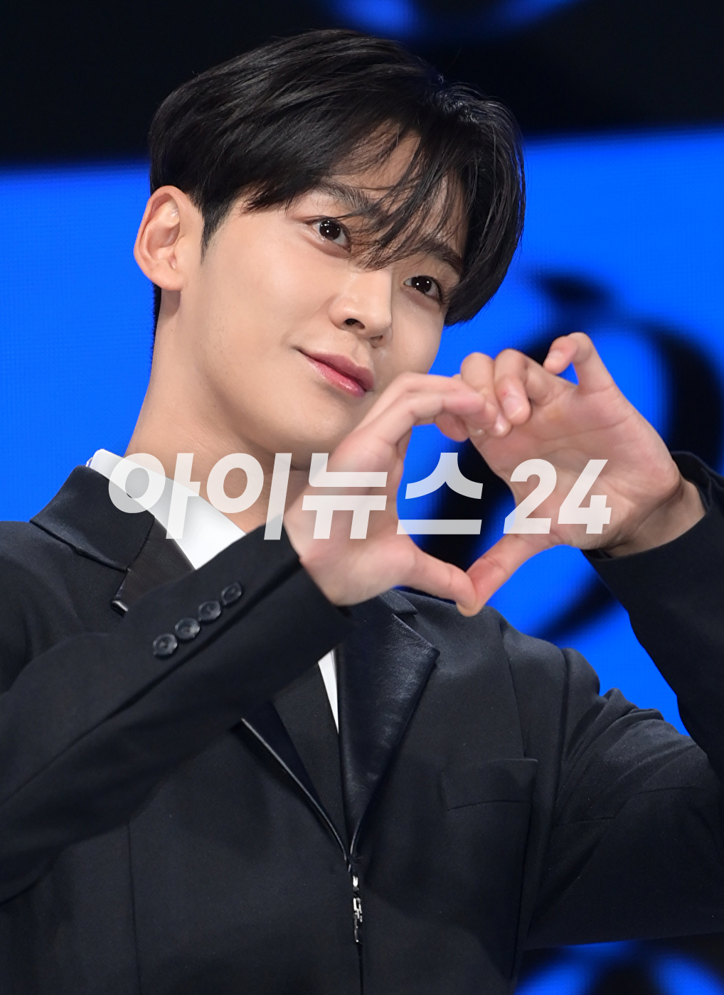 그룹 SF9(에스에프나인) 로운이 9일 오후 서울 광장동 예스24 라이브홀에서 진행된 미니 12집 '더 피스 오브 나인(THE PIECE OF9)' 쇼케이스에서 멋진 무대를 선보이고 있다. [사진=정소희 기자]