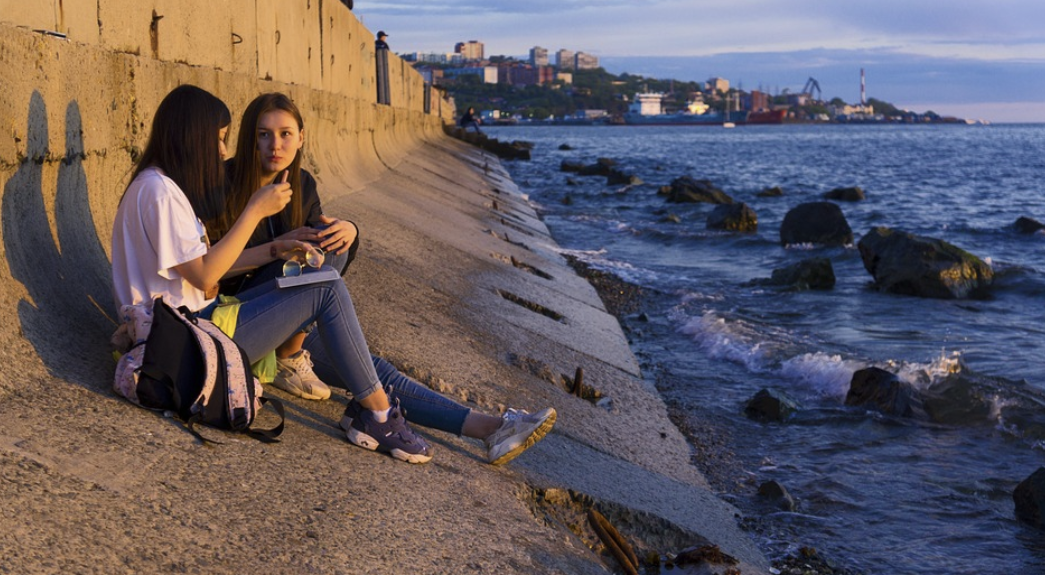 스몰토크를 통해 관계가 깊어지는 이미지