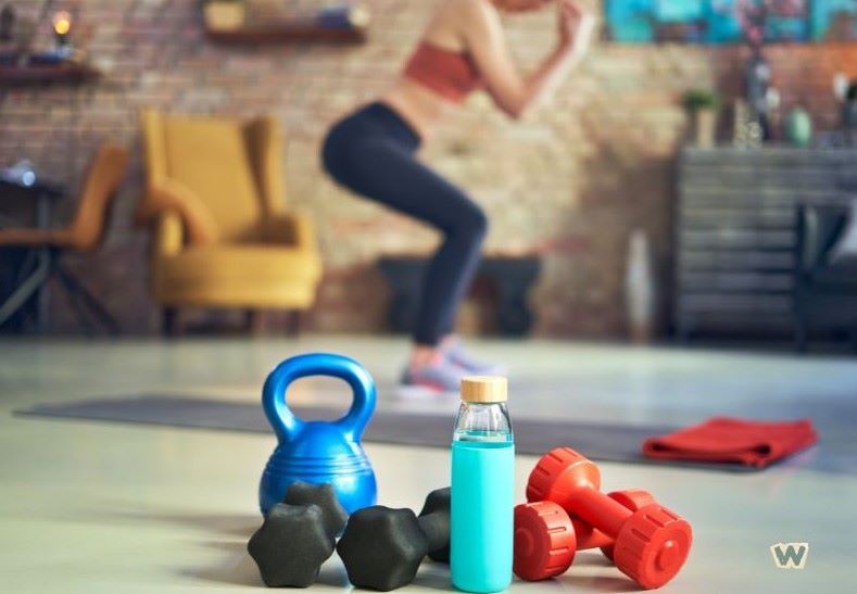 명절 스트레스 해소를 위한 홈트레이닝 운동 도구들, 케틀벨과 덤벨 그리고 물병이 놓여있는 모습으로 명절 피로 회복 운동법 표현 via Canva