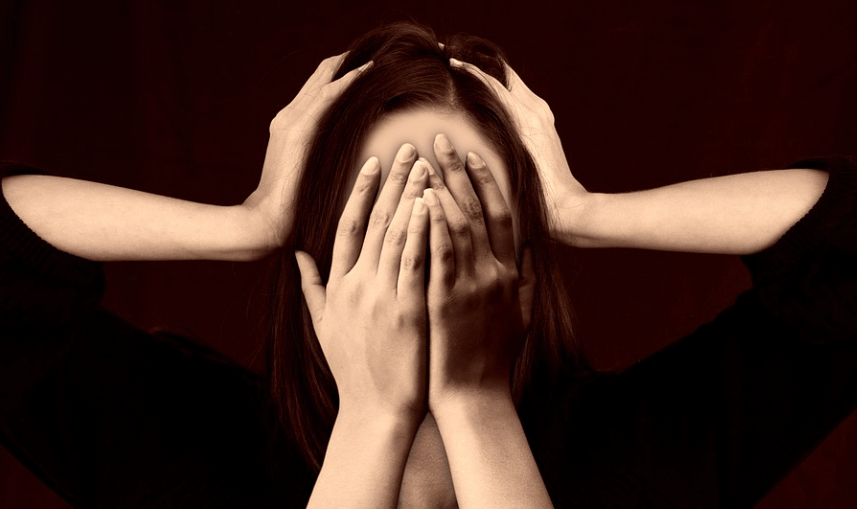 비타민 부족 증상으로 고생하는 여자