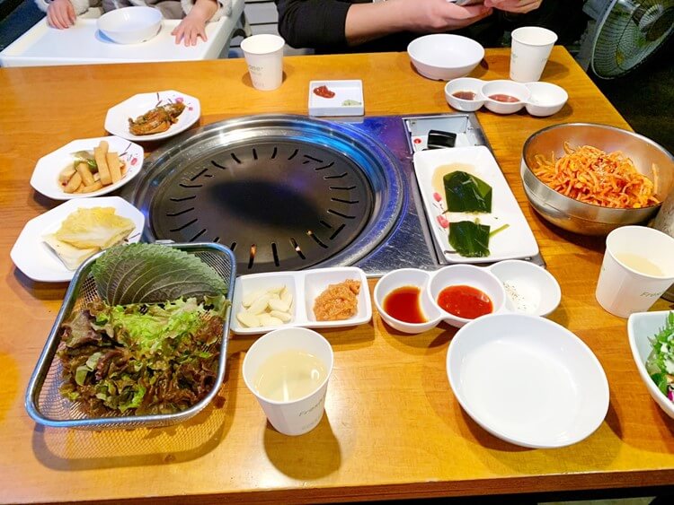 고기굽는 남자 상차림