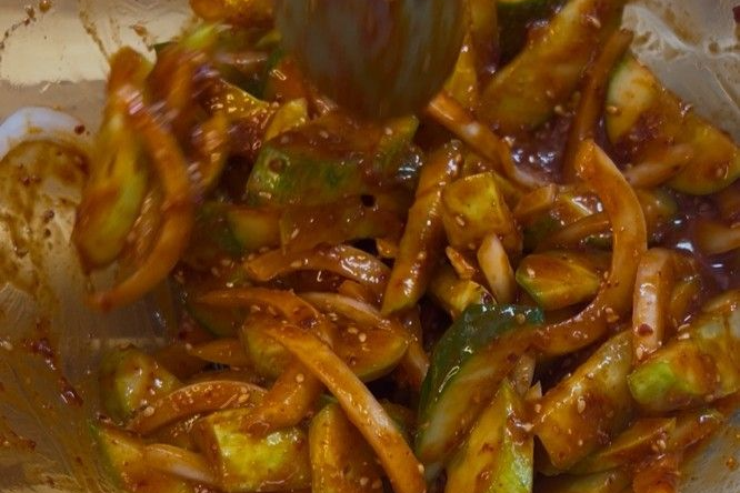 양념에 잘 버무리는 중