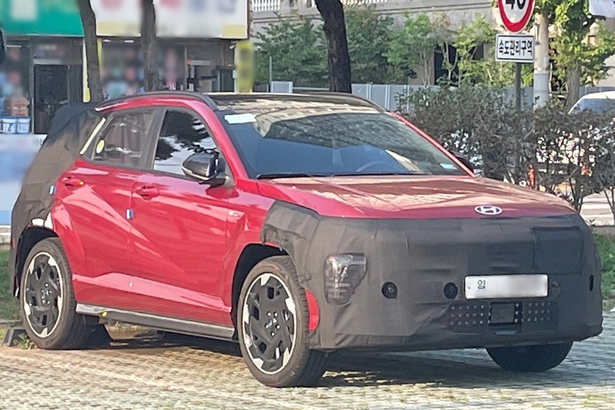 현대자동차의 컴팩트 전기 SUV 코나 일렉트릭에 고성능 느낌을 강조한 N 라인이 추가될 전망이다.