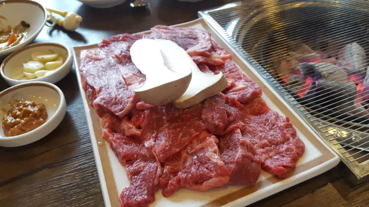 경북 성주에서 맛보는 농장 체험하며 맛보는 한우 숯불구이, 한우 국밥, 떡갈비 맛집 추천 생방송투데이 리얼맛집 오늘방송 자족식당