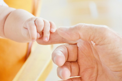 아기 손을 만지는 어른손