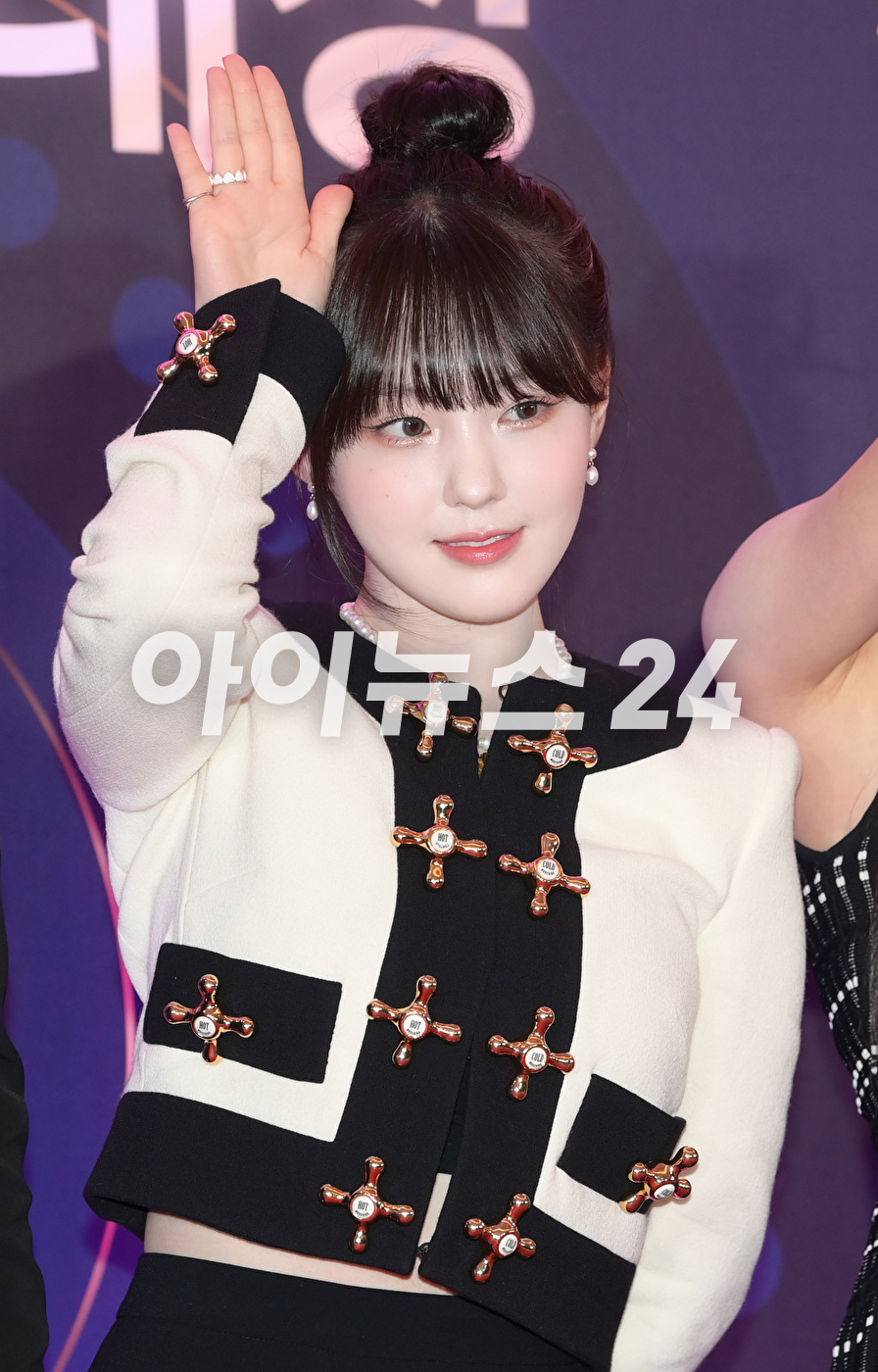 그룹 케플러(Kep1er) 김채현이 19일 서울 송파구 올림픽공원 KSPO DOME에서 진행된 &#39;제 32회 서울가요대상&#39; 레드카펫 행사에 참석해 포즈를 취하고 있다. [사진=정소희 기자]