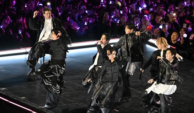 방탄소년단 BTS 아리랑 컴백 라이브 콘서트 아미 응원봉 물결 야외 무대 퍼포먼스