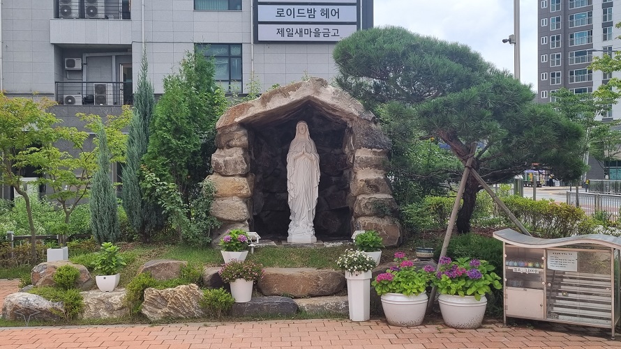 청주 성유대철성당 성모동산 성모상 사진