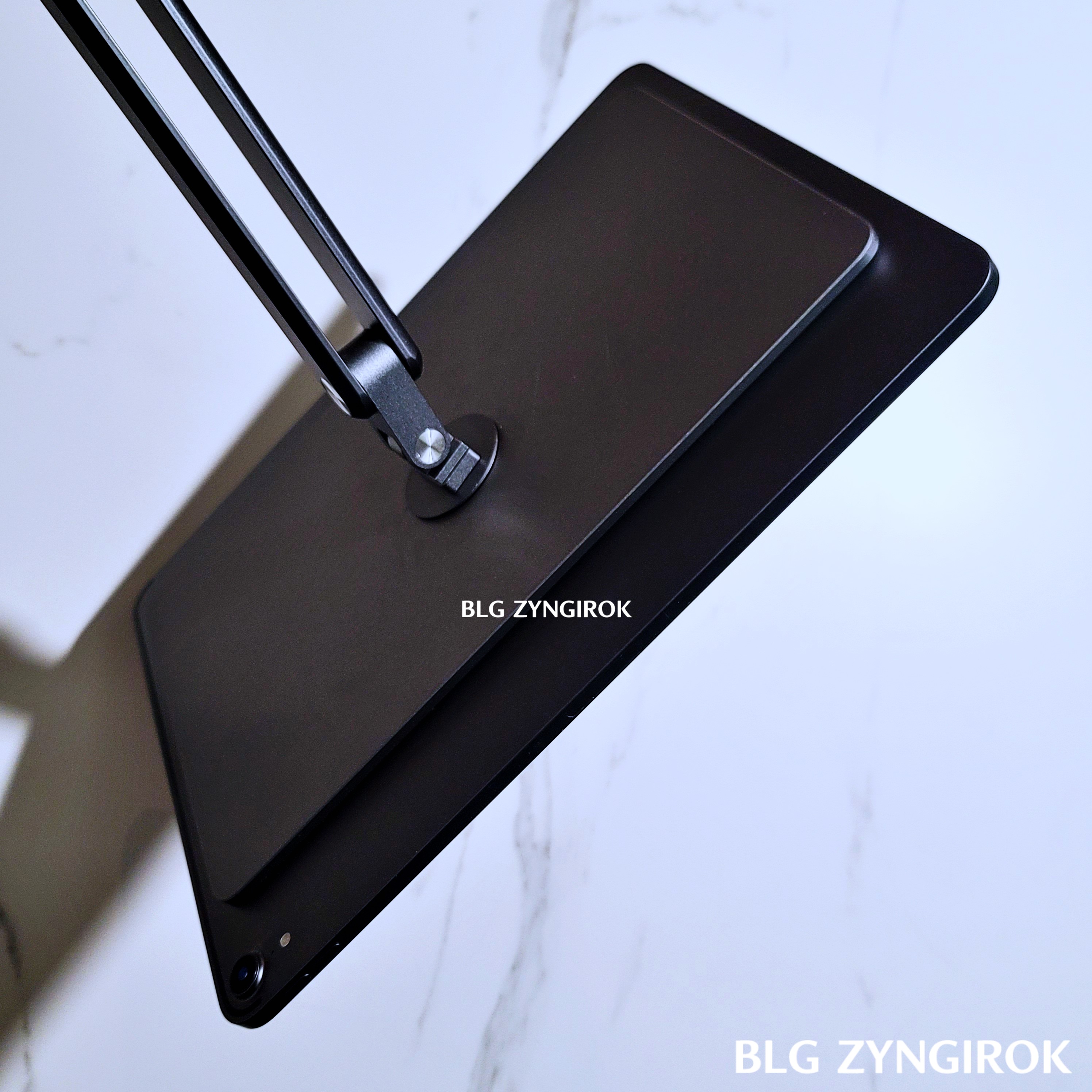 마그네틱 마운트에 아이패드가 부착돼 있다.