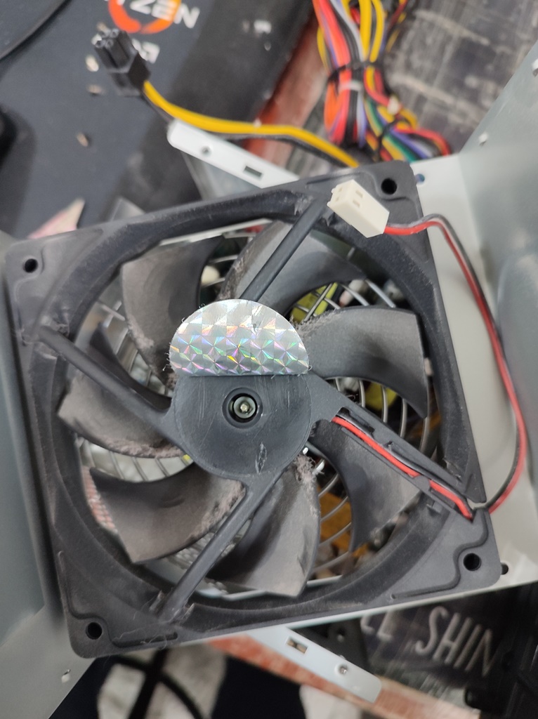 구멍이 막혀있는 제품도 있고 위와 같이 뚫어놓은 제품이 있습니다. 