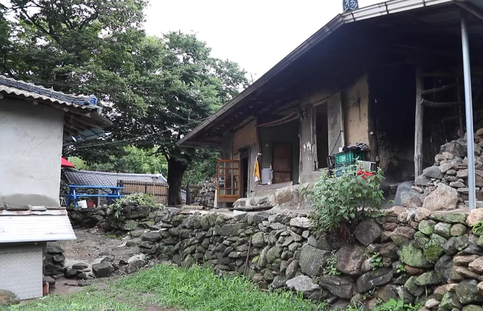 생생정보 나나랜드 흙집 전경