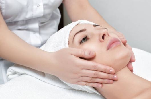 얼굴 마사지하는 사진