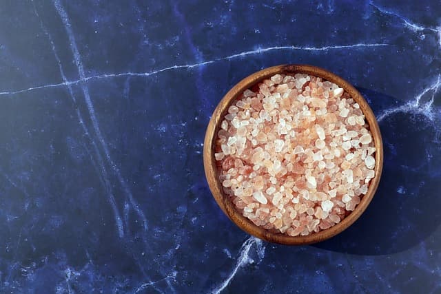 나무 접시에 가득담긴 저염식 핑크 솔트