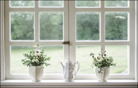 화분이 놓여있는 창문