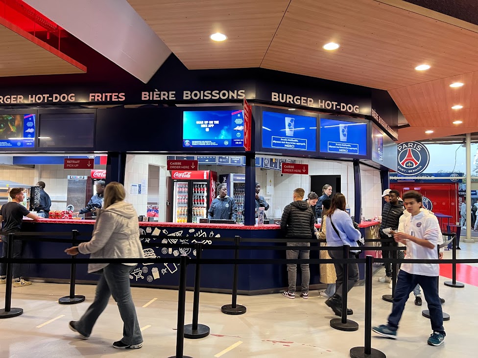 스낵바앞에줄선관중들