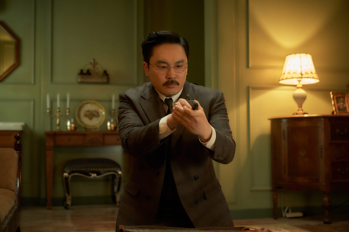 총을들고서있는최현우