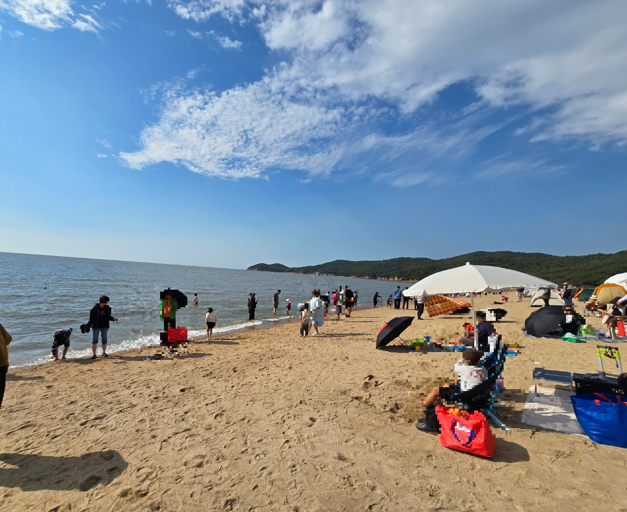 10월에도 물놀이를 즐기는 사람들