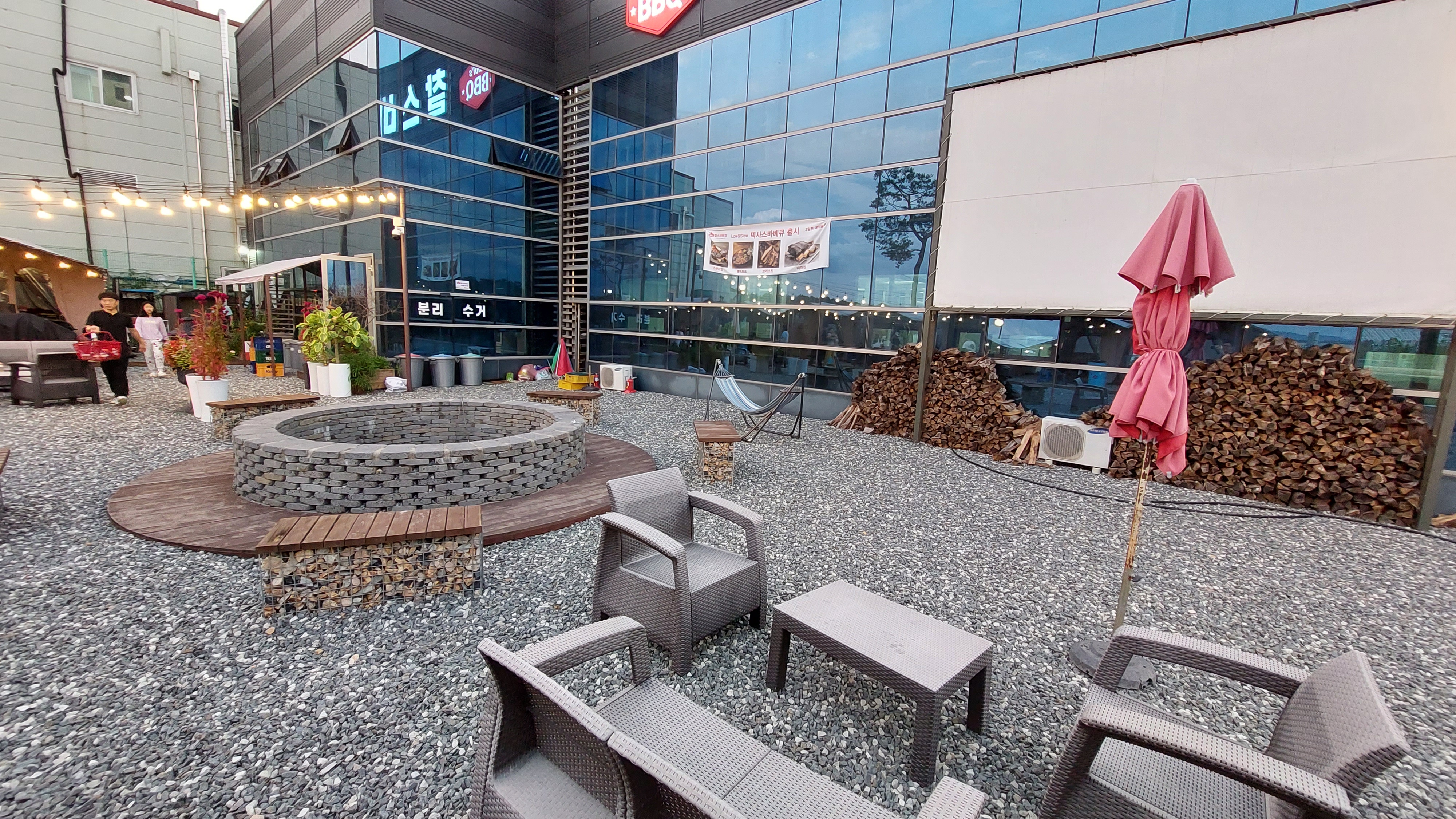 찰스바베큐 마당