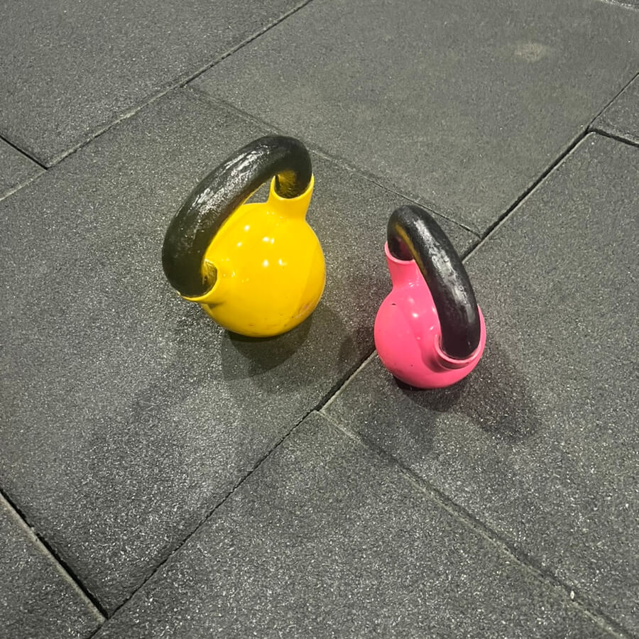 체육관-바닥에-있는-케틀벨