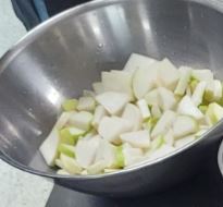 섞박지 썰어 놓은 무