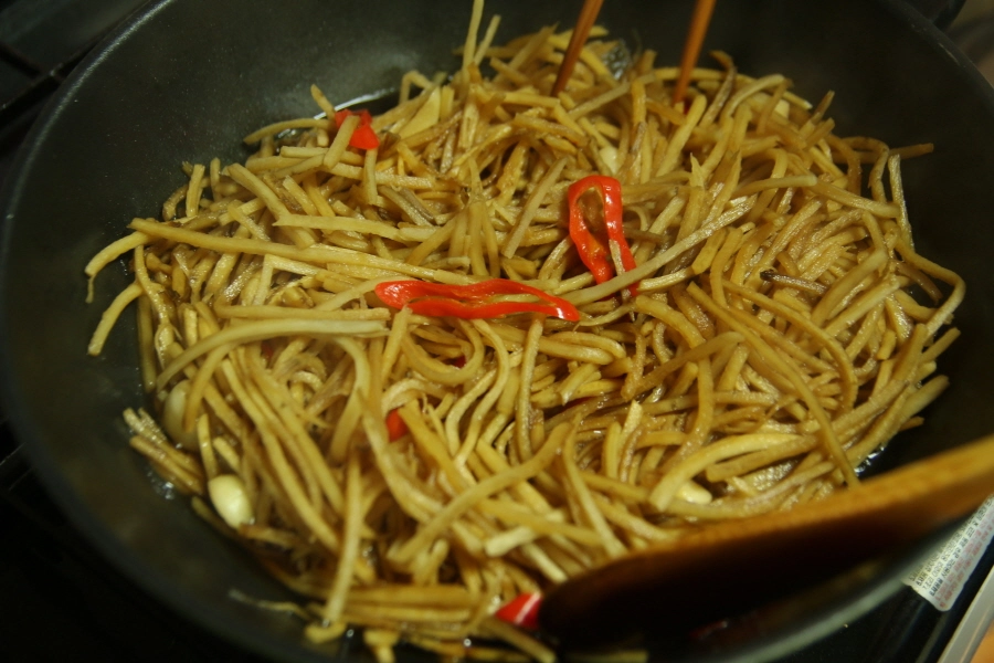 우엉조림 졸이는 모습