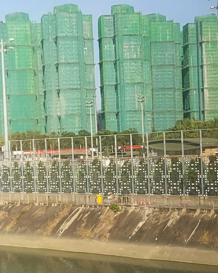 홍콩 웡 푹 코트 화재 발생 전 대나무 비계 설치 사진: 출처 에펨코리아