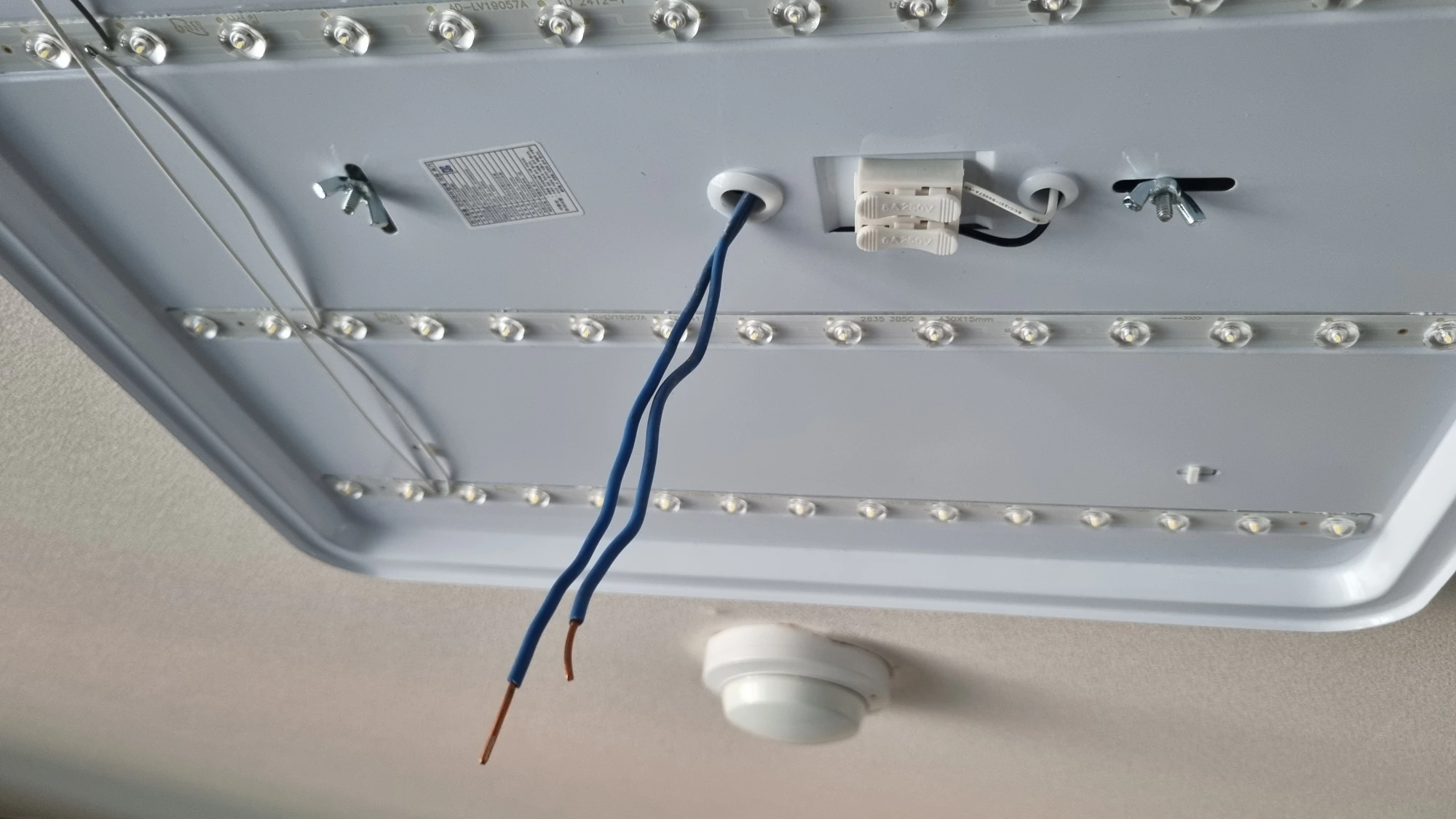 전등 고정 모습