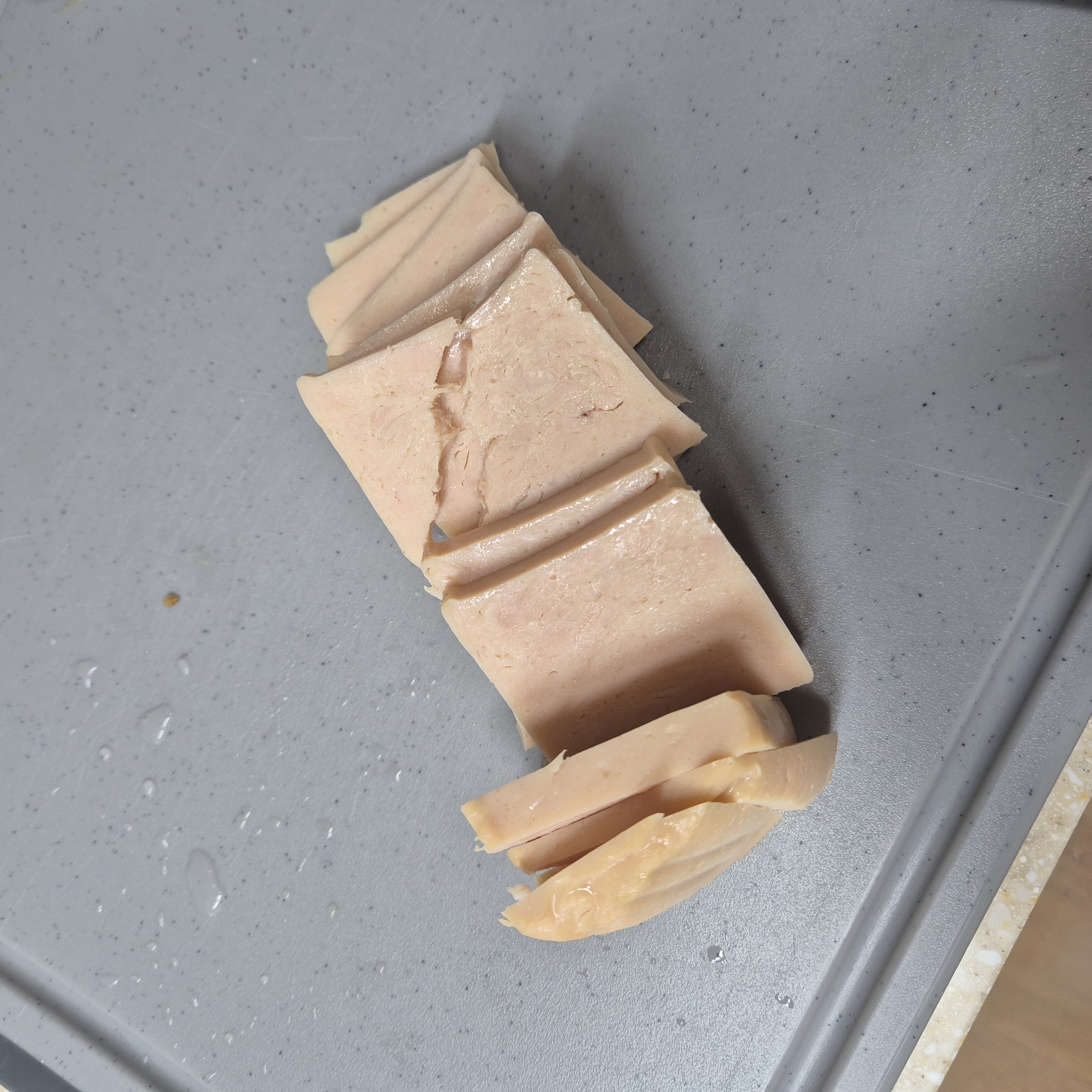 기름지지 않아서 썰때 뻑뻑함이 느껴짐