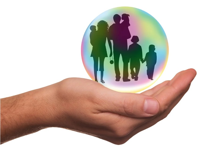 모든 일상에서 가족을 보호하는 보험의 손