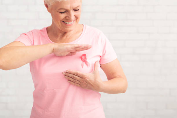 가슴을-보호하고있는-여성