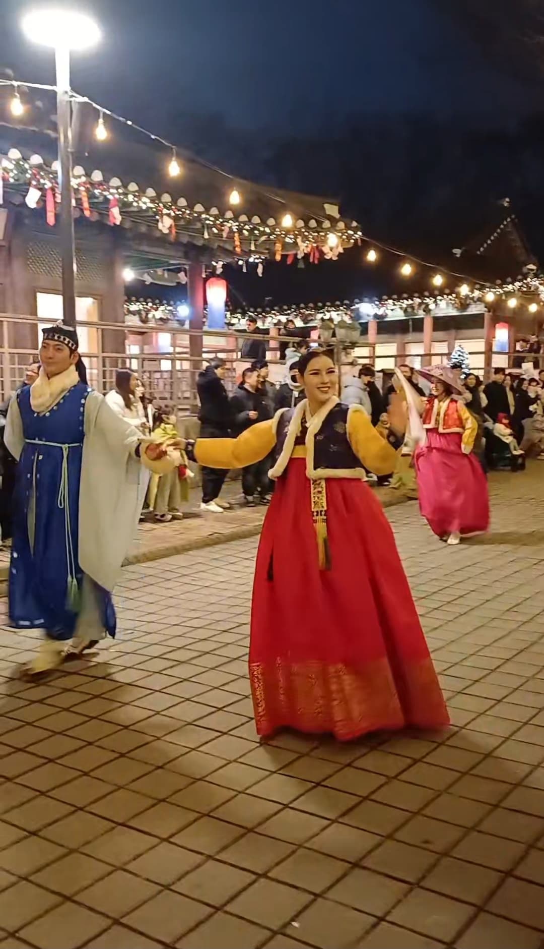 상가마을 길 전체가 공연장이 되는 순간