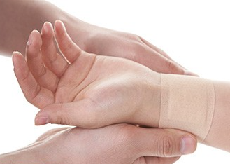 손목에 파스 사용 예시