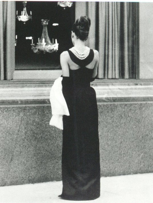 지방시-블랙-드레스를-입은-영화-속-오드리햅번의-모습